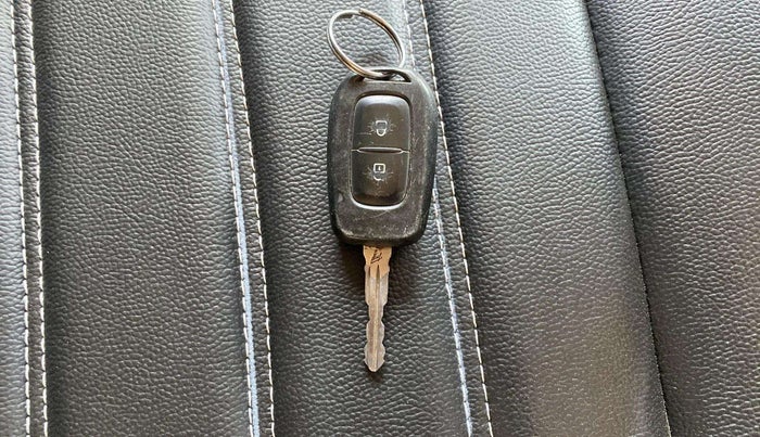 2020 Renault TRIBER RXL MT, Petrol, Manual, 84,174 km, Lock system - Door lock knob has minor damage