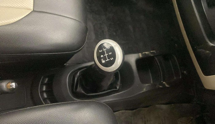 2017 Maruti Wagon R 1.0 VXI, CNG, Manual, 81,879 km, Gear lever - Knob has minor damage