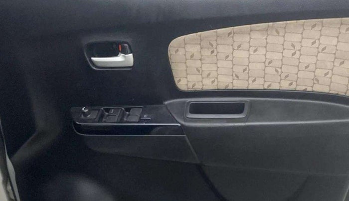 2017 Maruti Wagon R 1.0 VXI, CNG, Manual, 81,879 km, Driver Side Door Panels Control