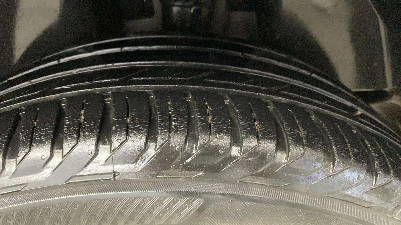 2018 Jeep Compass LIMITED PLUS DIESEL, Diesel, Manual, 49,590 km, Left Rear Tyre Tread