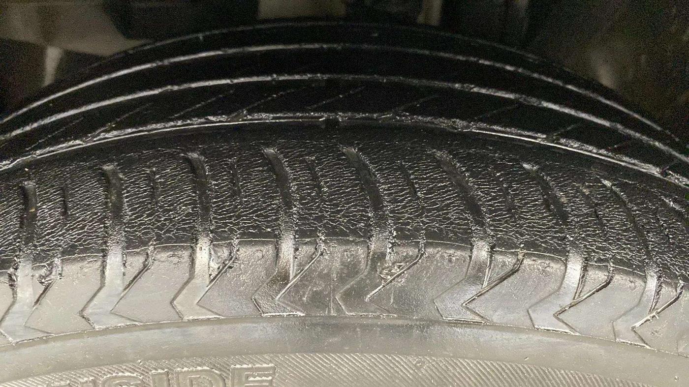 2018 Jeep Compass LIMITED PLUS DIESEL, Diesel, Manual, 49,590 km, Left Front Tyre Tread