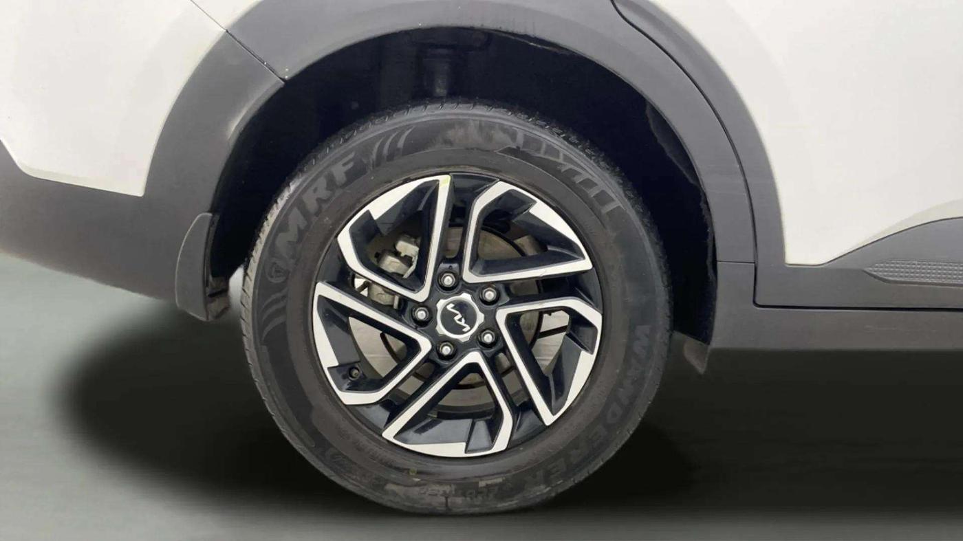 2023 KIA CARENS PRESTIGE PLUS 1.5 PETROL IMT 7 STR, Petrol, Manual, 36,360 km, Right Rear Wheel