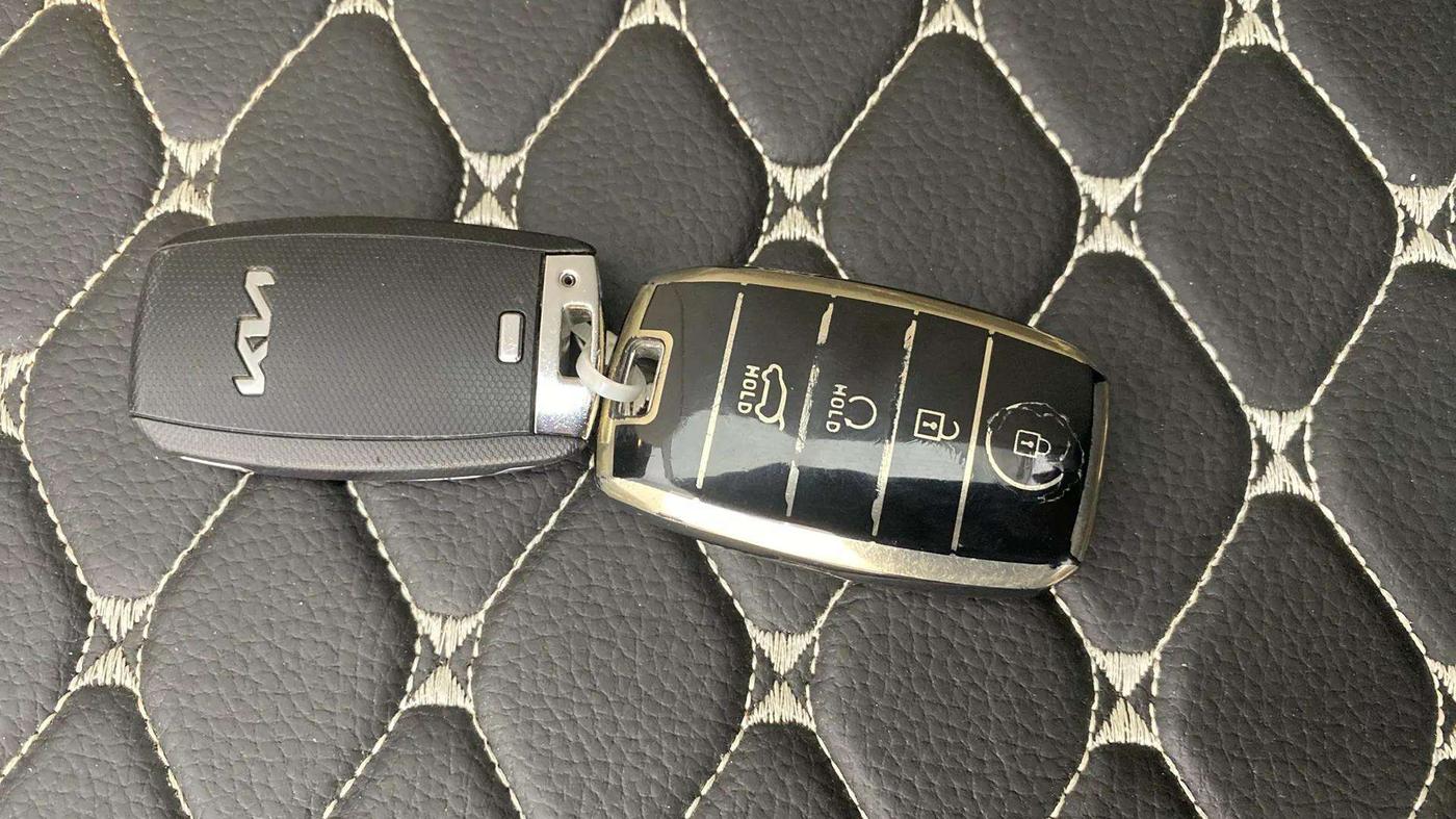 2023 KIA CARENS PRESTIGE PLUS 1.5 PETROL IMT 7 STR, Petrol, Manual, 36,360 km, Key Close Up