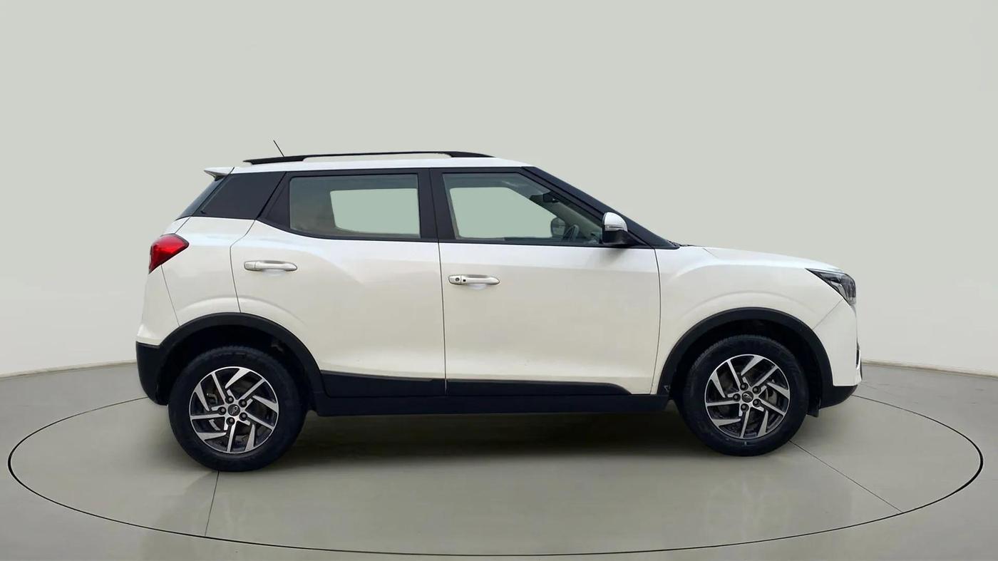 2022 Mahindra XUV300 W8 (O) 1.2 PETROL, Petrol, Manual, 33,842 km, Right Side View