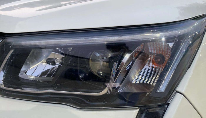 2022 Mahindra XUV300 W8 (O) 1.2 PETROL, Petrol, Manual, 33,828 km, Left headlight - Minor scratches