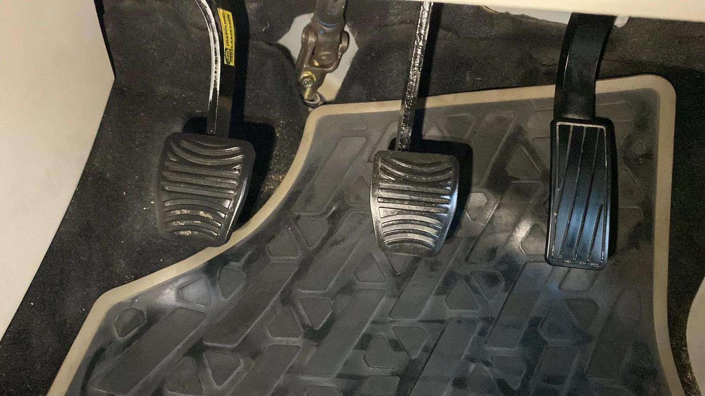 2022 Mahindra XUV300 W8 (O) 1.2 PETROL, Petrol, Manual, 33,842 km, Pedals