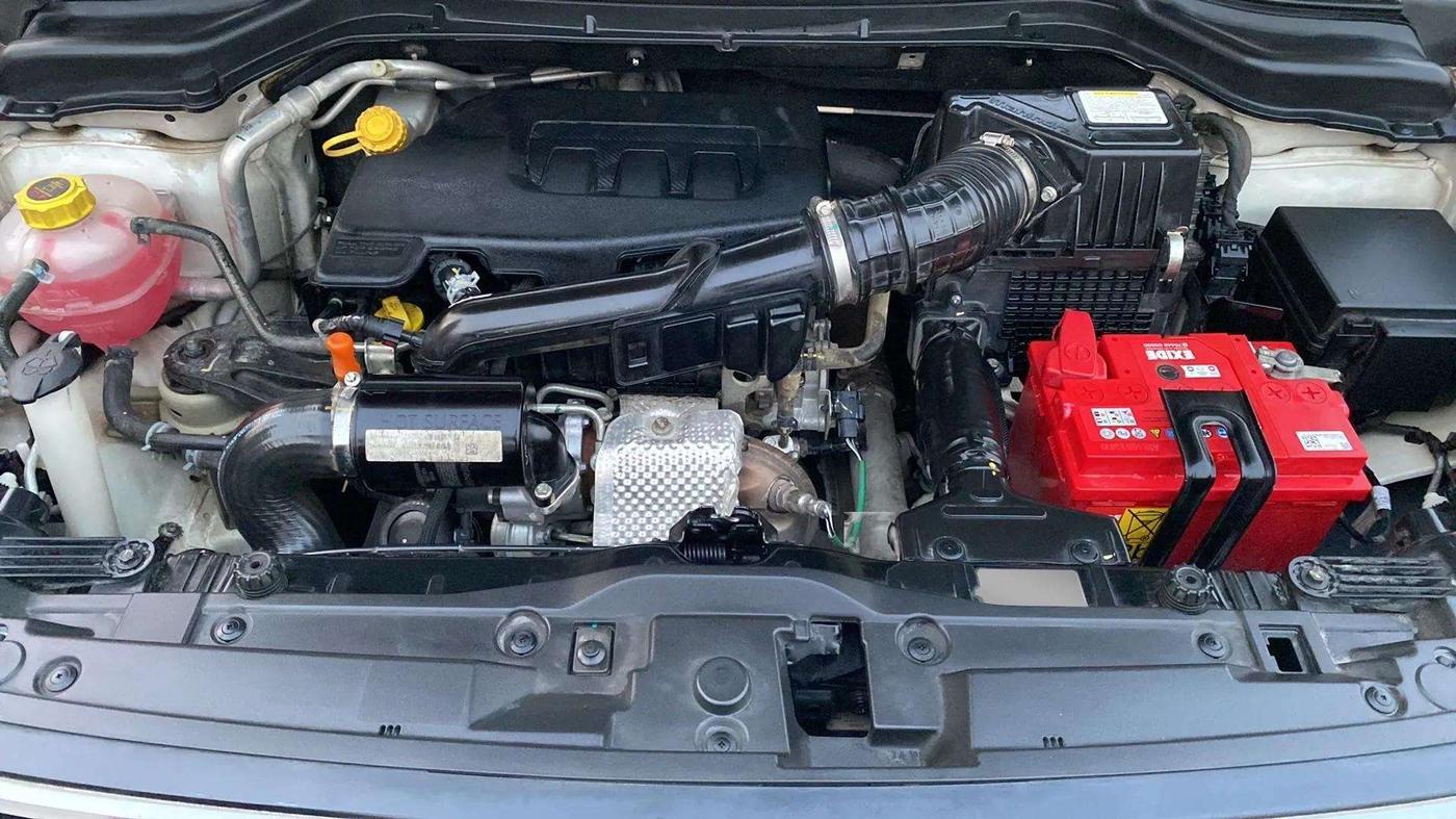 2022 Mahindra XUV300 W8 (O) 1.2 PETROL, Petrol, Manual, 33,842 km, Open Bonet