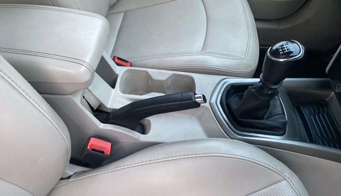 2022 Mahindra XUV300 W8 (O) 1.2 PETROL, Petrol, Manual, 33,828 km, Gear Lever