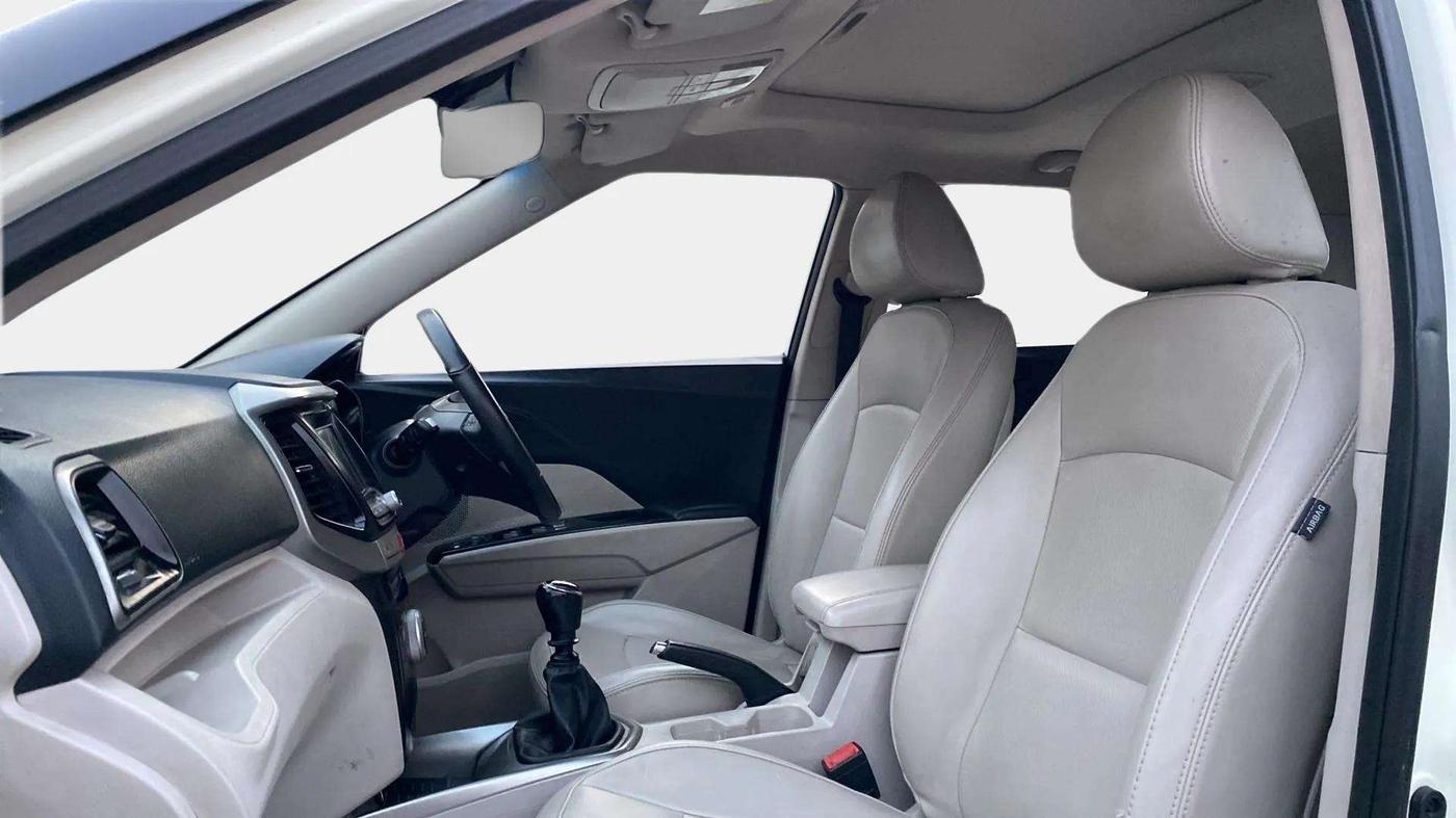 2022 Mahindra XUV300 W8 (O) 1.2 PETROL, Petrol, Manual, 33,842 km, Right Side Front Door Cabin