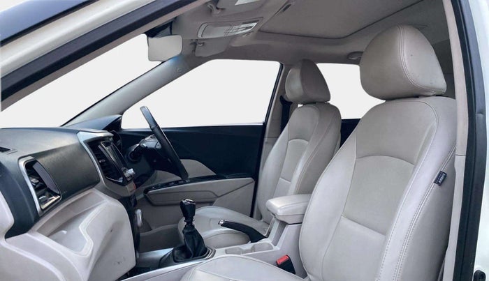 2022 Mahindra XUV300 W8 (O) 1.2 PETROL, Petrol, Manual, 33,828 km, Right Side Front Door Cabin