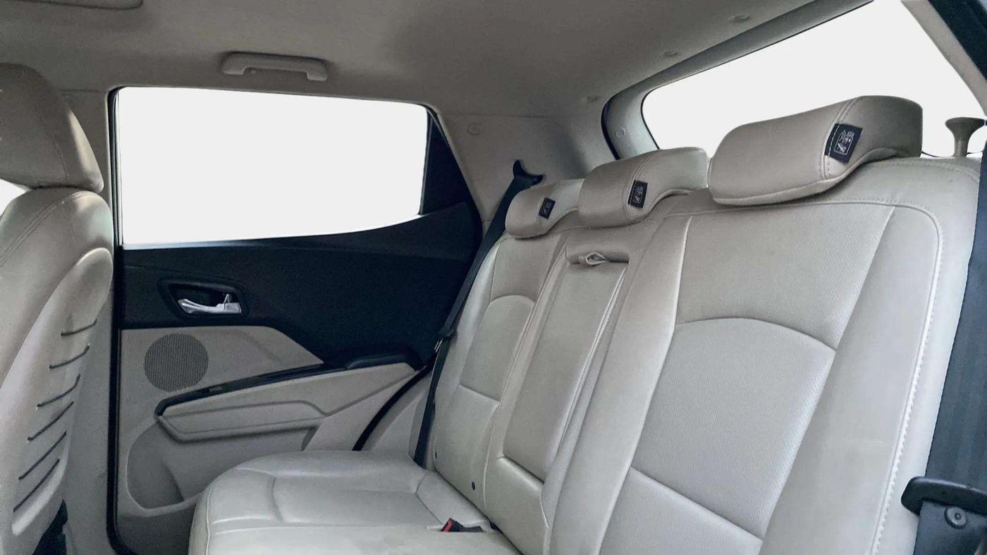 2022 Mahindra XUV300 W8 (O) 1.2 PETROL, Petrol, Manual, 33,842 km, Right Side Rear Door Cabin