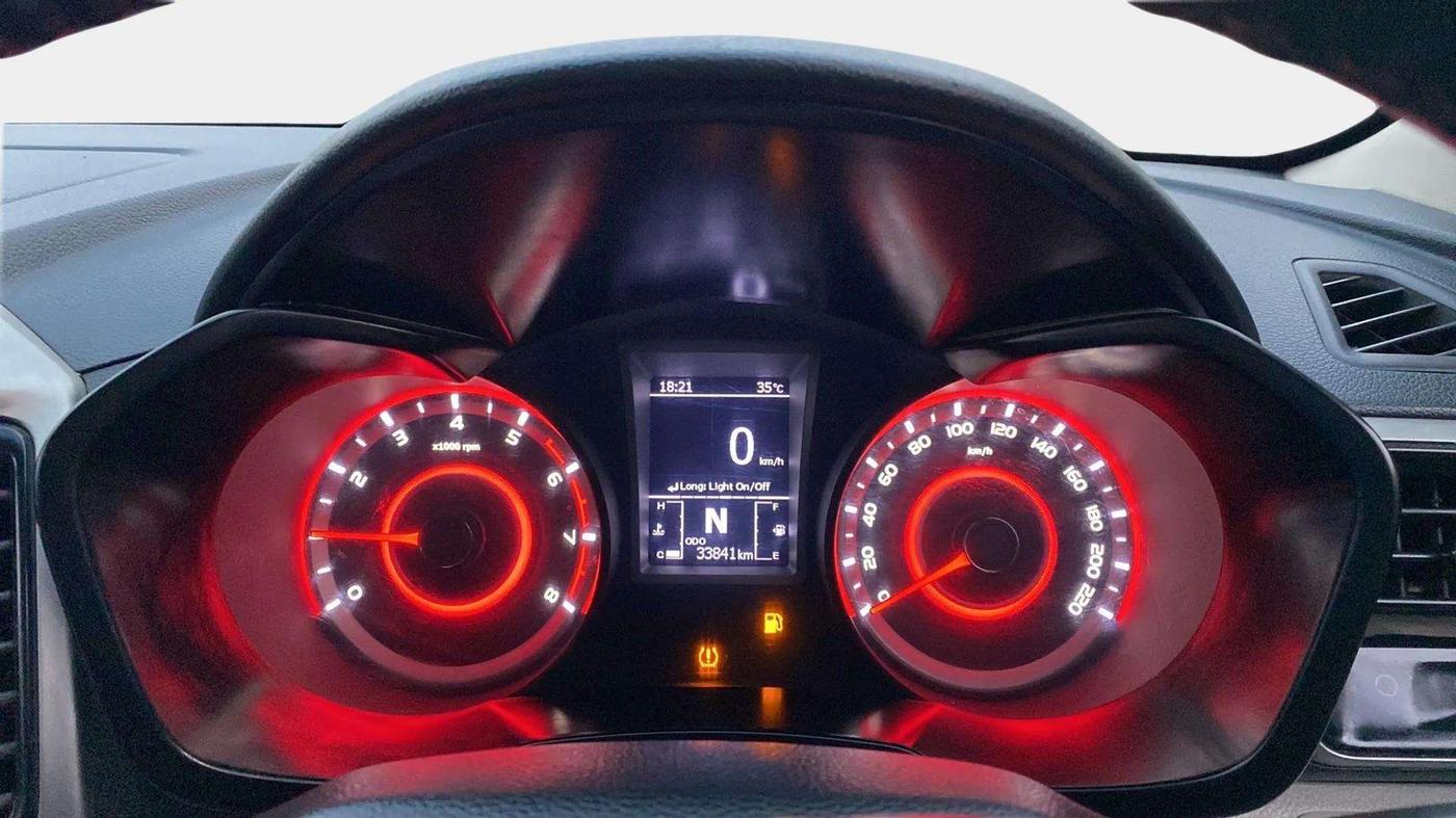 2022 Mahindra XUV300 W8 (O) 1.2 PETROL, Petrol, Manual, 33,842 km, Odometer Image