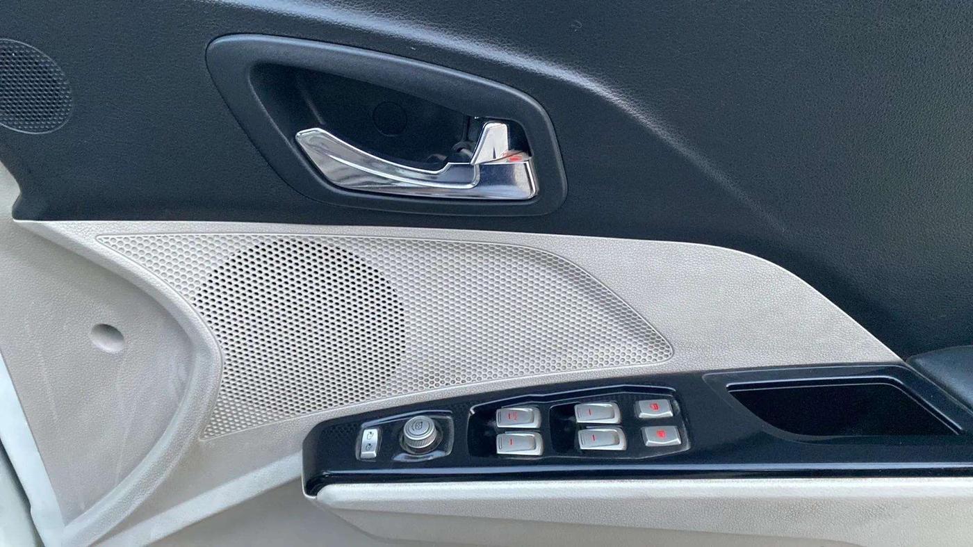 2022 Mahindra XUV300 W8 (O) 1.2 PETROL, Petrol, Manual, 33,842 km, Driver Side Door Panels Control
