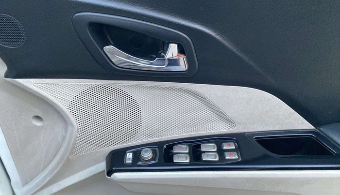2022 Mahindra XUV300 W8 (O) 1.2 PETROL, Petrol, Manual, 33,828 km, Driver Side Door Panels Control