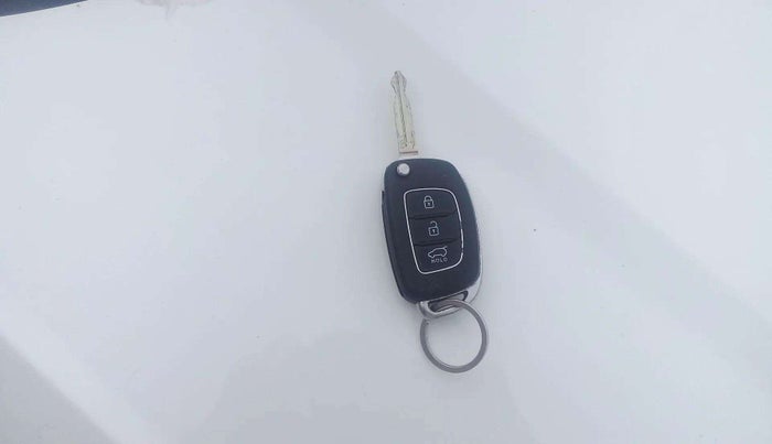 2021 Hyundai VENUE S 1.2, Petrol, Manual, 32,716 km, Key Close Up