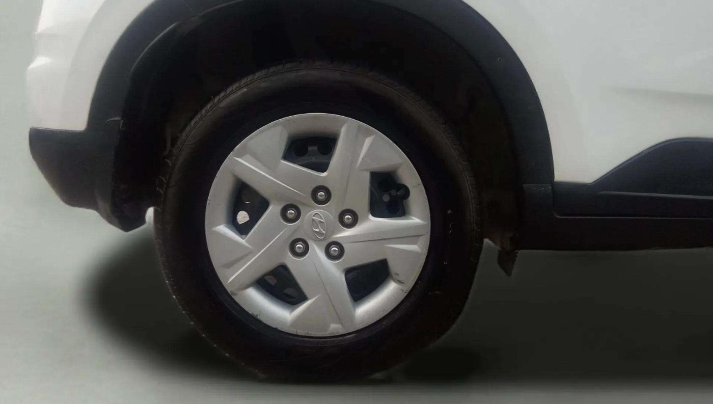 2021 Hyundai VENUE S 1.2, Petrol, Manual, 32,716 km, Right Rear Wheel