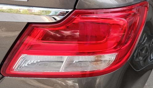 2018 Maruti Dzire LXI, Petrol, Manual, 90,993 km, Right tail light - Minor damage