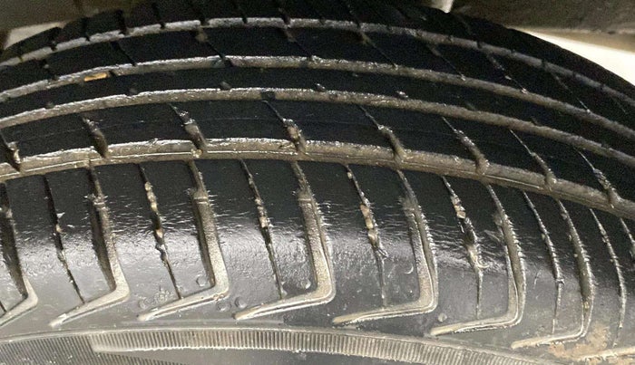 2015 Renault Kwid RXL, Petrol, Manual, 38,897 km, Right Rear Tyre Tread