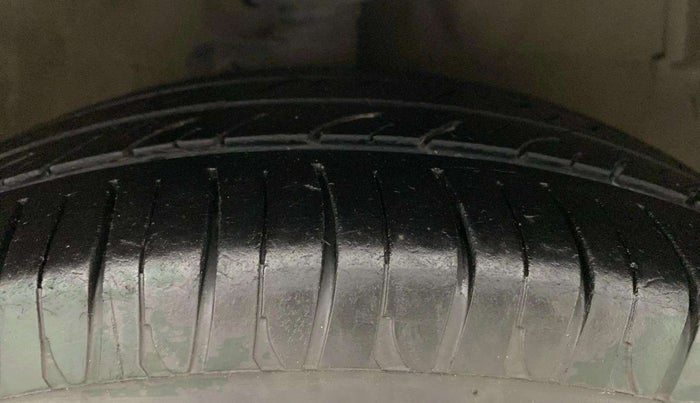 2014 Maruti Celerio VXI CNG, CNG, Manual, 78,450 km, Right Front Tyre Tread