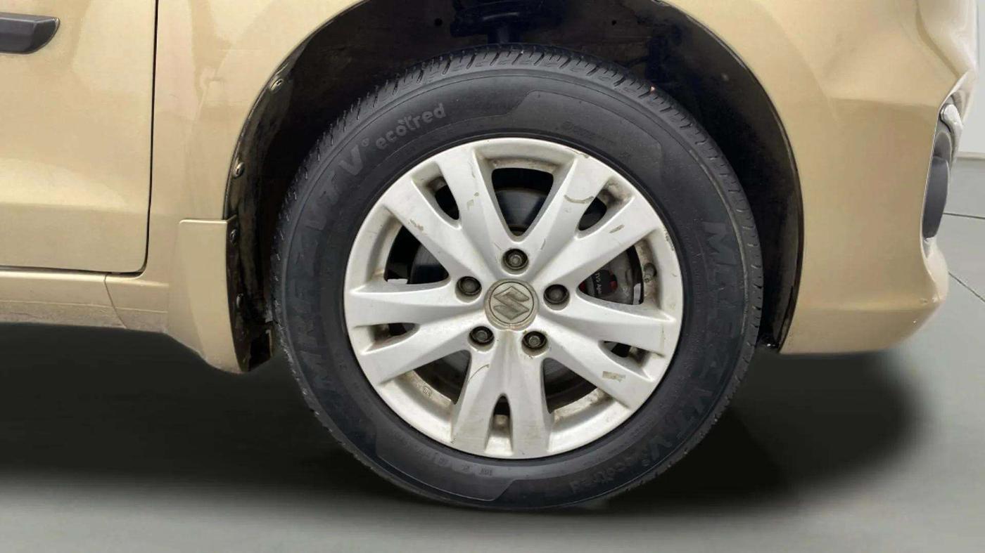 2016 Maruti Ertiga ZXI+, Petrol, Manual, 56,249 km, Right Front Wheel