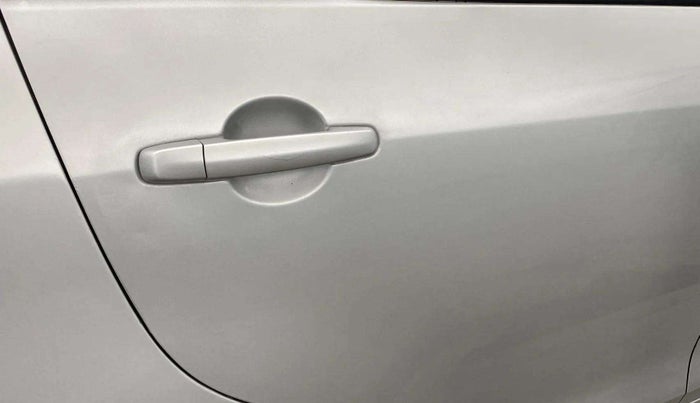 2013 Maruti Swift VXI, Petrol, Manual, 41,582 km, Right rear door - Minor scratches