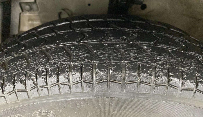 2013 Maruti Swift VXI, Petrol, Manual, 41,582 km, Left Front Tyre Tread