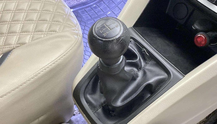 2018 Maruti Celerio VXI CNG, CNG, Manual, 71,972 km, Gear lever - Knob cover torn