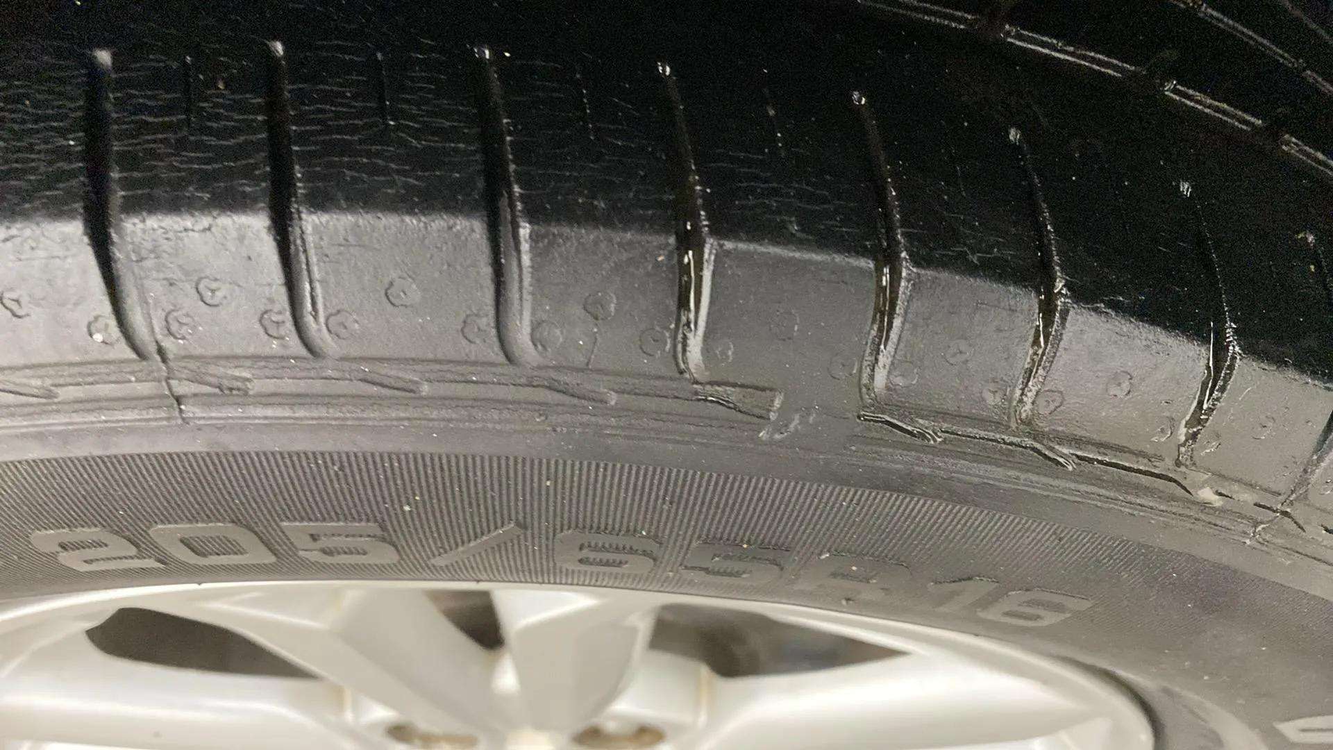 RHS-Rear-Tyre-Tread-19