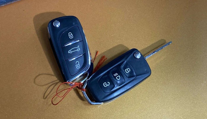 2018 Tata Tiago XZ PETROL, Petrol, Manual, 25,529 km, Key Close Up