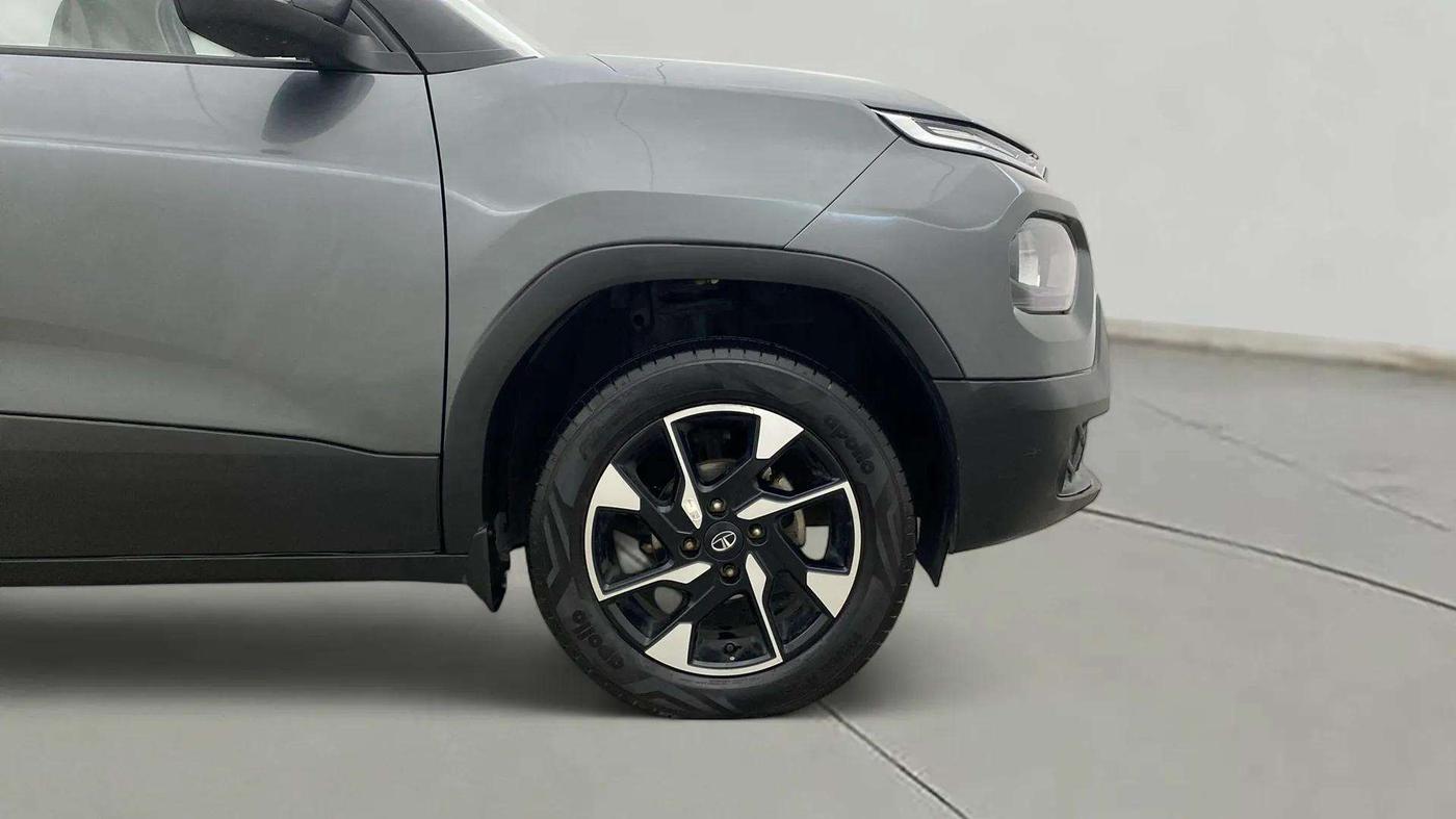 2023 Tata PUNCH ACCOMPLISHED DAZZLE PACK MT, Petrol, Manual, 19,635 km, Right Front Wheel