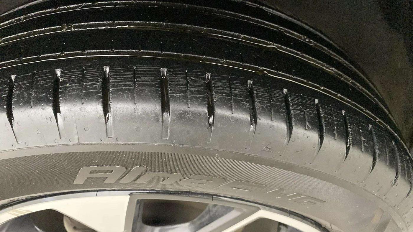 2023 Tata PUNCH ACCOMPLISHED DAZZLE PACK MT, Petrol, Manual, 19,635 km, Left Front Tyre Tread