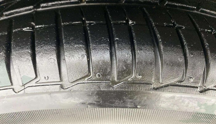 2016 Hyundai Xcent SX 1.2 (O), Petrol, Manual, 33,493 km, Left Front Tyre Tread