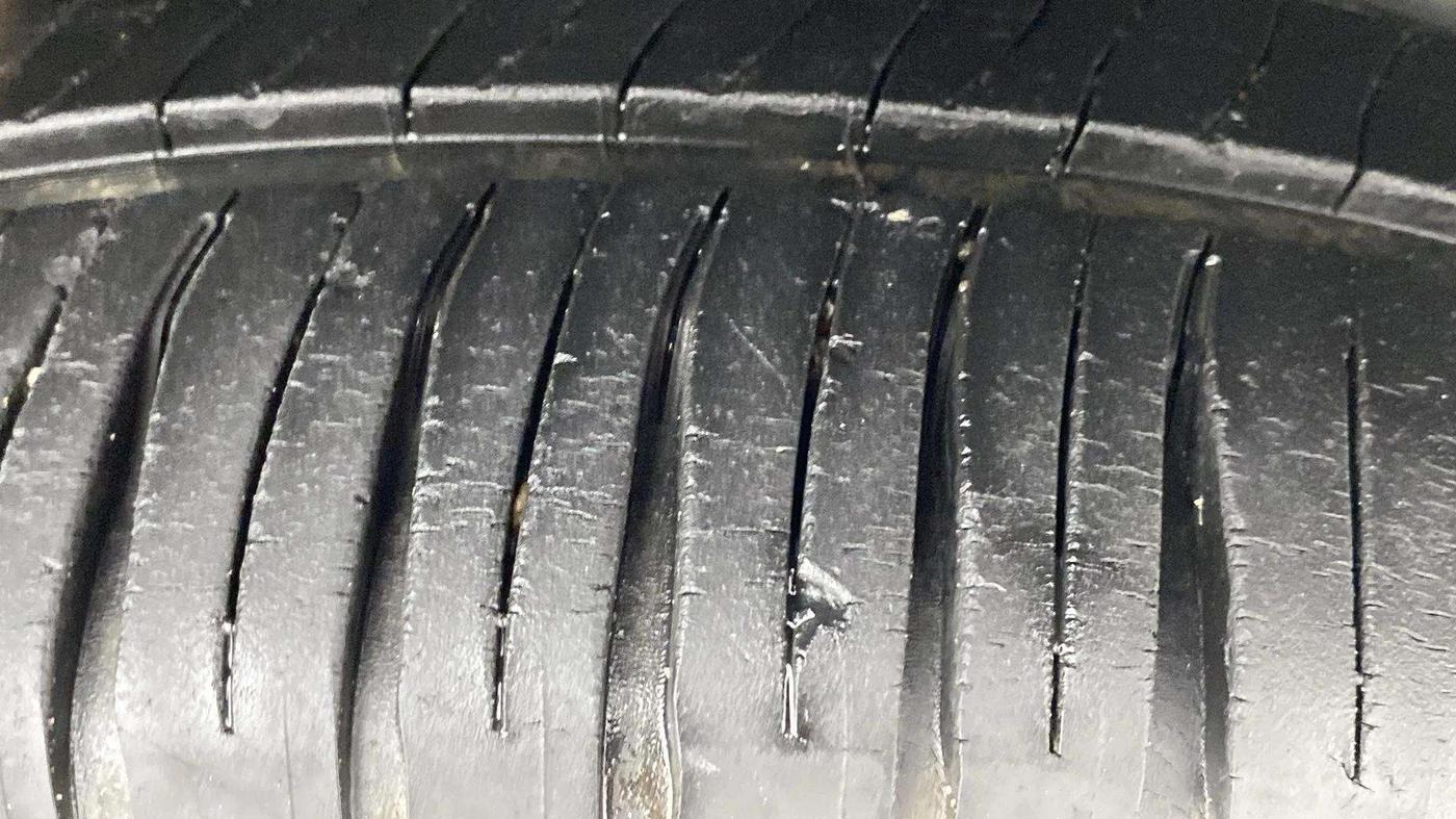 2017 Maruti Swift Dzire VXI (O), Petrol, Manual, 26,403 km, Right Front Tyre Tread