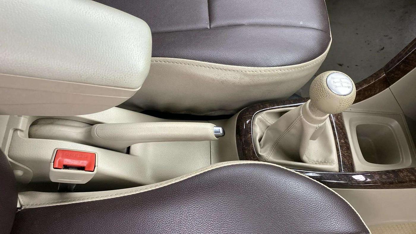 2017 Maruti Swift Dzire VXI (O), Petrol, Manual, 26,403 km, Gear Lever