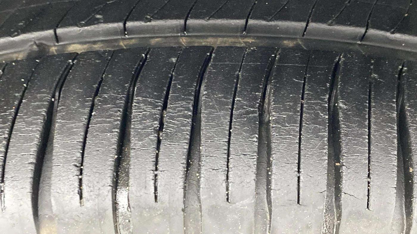 2017 Maruti Swift Dzire VXI (O), Petrol, Manual, 26,403 km, Left Front Tyre Tread