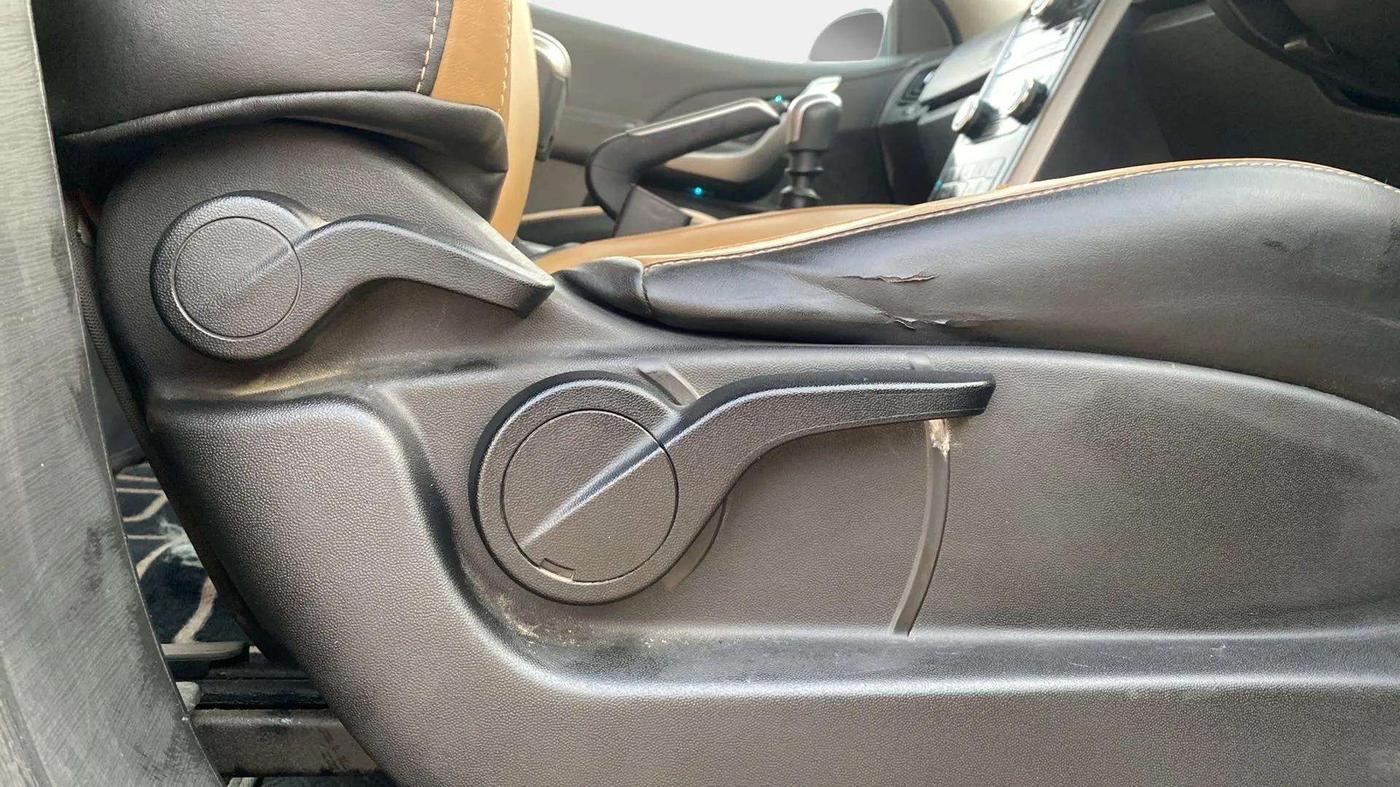 2019 Mahindra XUV500 W9, Diesel, Manual, 50,695 km, Driver Side Adjustment Panel