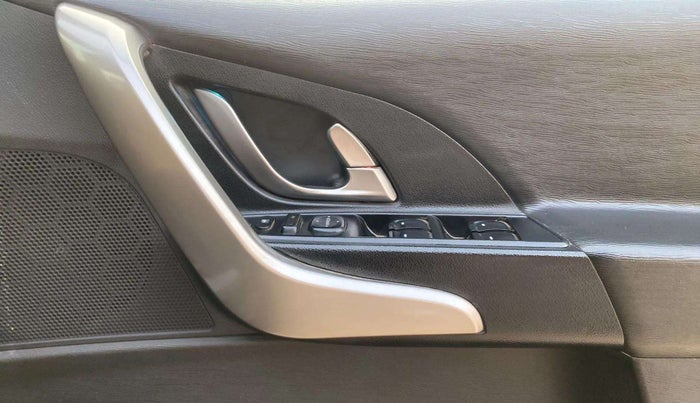 2019 Mahindra XUV500 W9, Diesel, Manual, 50,360 km, Driver Side Door Panels Control