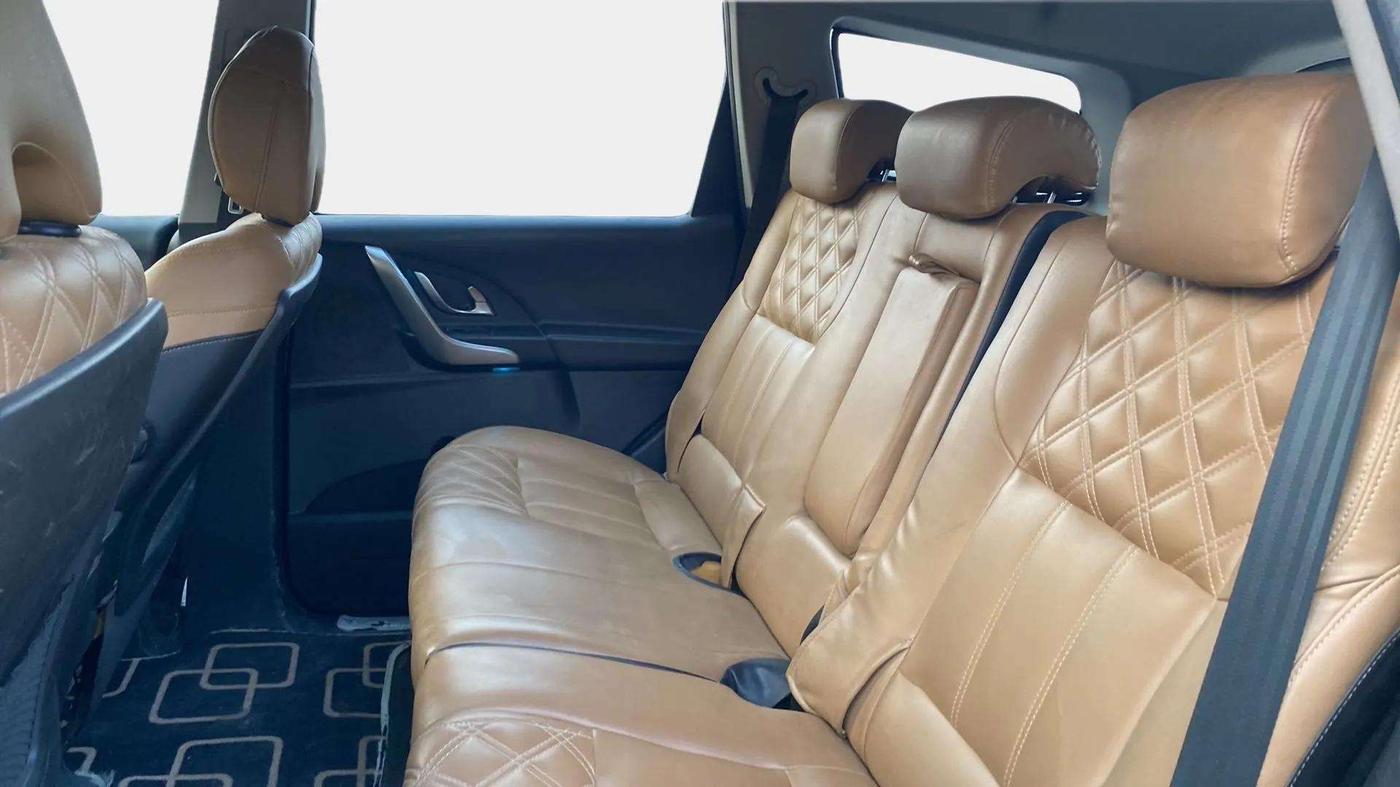 2019 Mahindra XUV500 W9, Diesel, Manual, 50,695 km, Right Side Rear Door Cabin