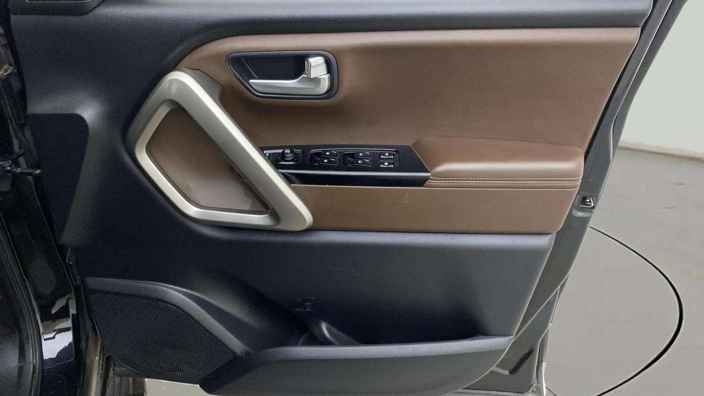 2022 Mahindra SCORPIO-N Z8 L PETROL MT 7 STR, Petrol, Manual, 25,639 km, Driver Side Door Panels Control