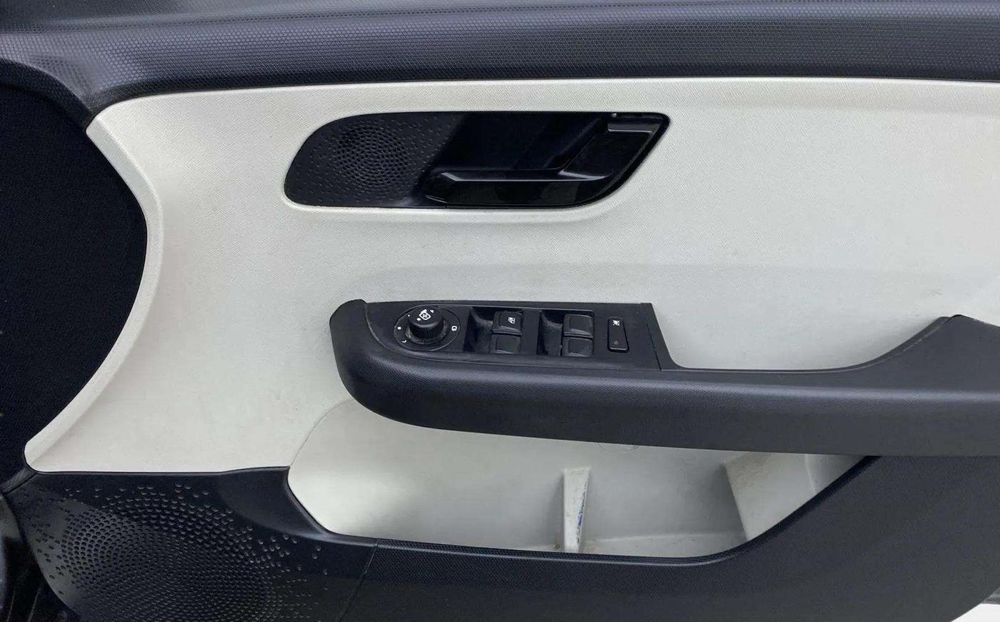 2021 Tata ALTROZ XT PETROL, Petrol, Manual, 44,760 km, Driver Side Door Panels Control