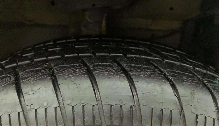 2016 Maruti Swift ZXI, Petrol, Manual, 19,047 km, Right Front Tyre Tread