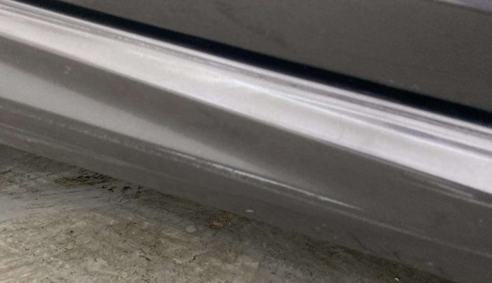 2016 Maruti Swift ZXI, Petrol, Manual, 19,047 km, Right running board - Paint is slightly faded