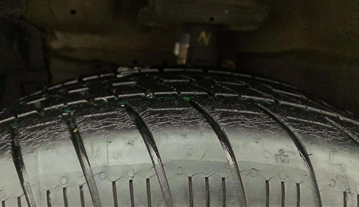 2016 Maruti Swift ZXI, Petrol, Manual, 19,047 km, Left front tyre - Minor crack