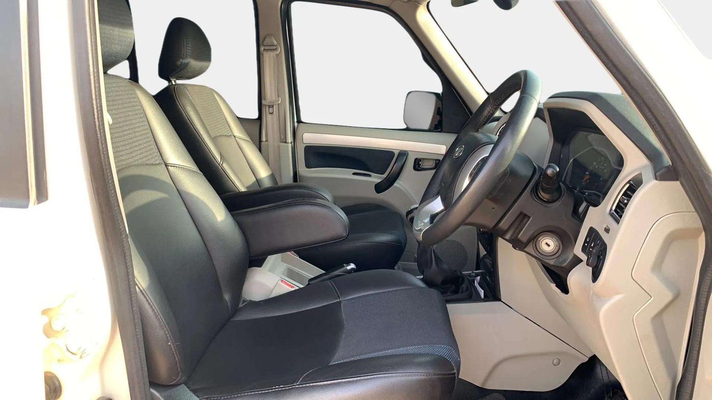 2018 Mahindra Scorpio S11 2WD, Diesel, Manual, 1,20,901 km, Right Side Front Door Cabin