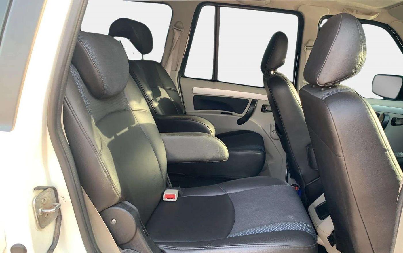 2018 Mahindra Scorpio S11 2WD, Diesel, Manual, 1,20,901 km, Right Side Rear Door Cabin