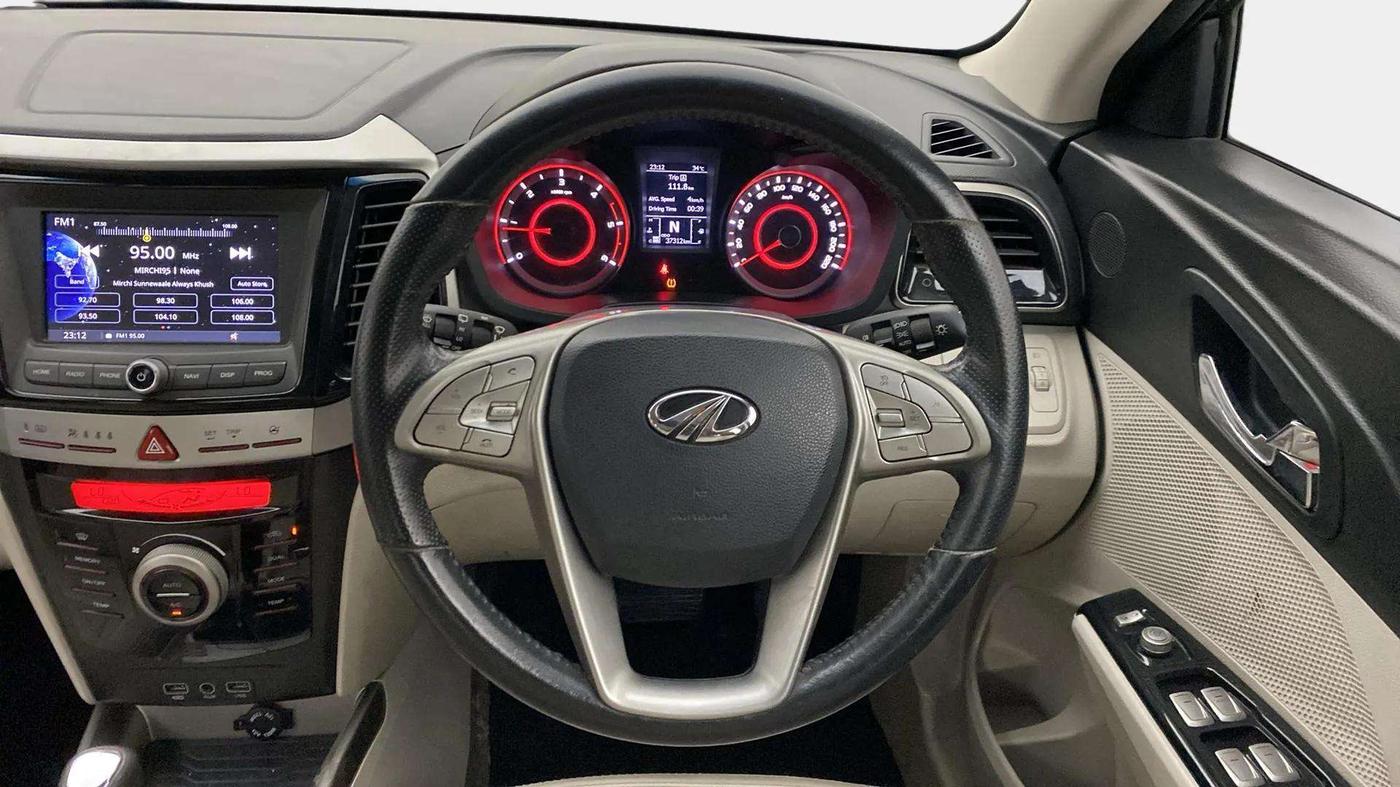 2020 Mahindra XUV300 W8 (O) 1.5 DIESEL AMT, Diesel, Automatic, 37,428 km, Steering Wheel Close Up