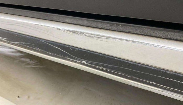 2020 Mahindra XUV300 W8 (O) 1.5 DIESEL AMT, Diesel, Automatic, 37,333 km, Right running board - Cladding has minor damage