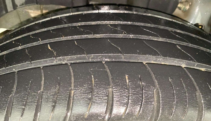 2020 Mahindra XUV300 W8 (O) 1.5 DIESEL AMT, Diesel, Automatic, 37,333 km, Right Rear Tyre Tread