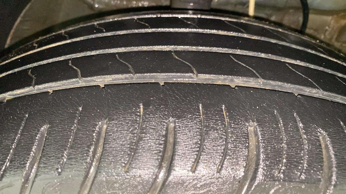 2020 Mahindra XUV300 W8 (O) 1.5 DIESEL AMT, Diesel, Automatic, 37,428 km, Right Front Tyre Tread