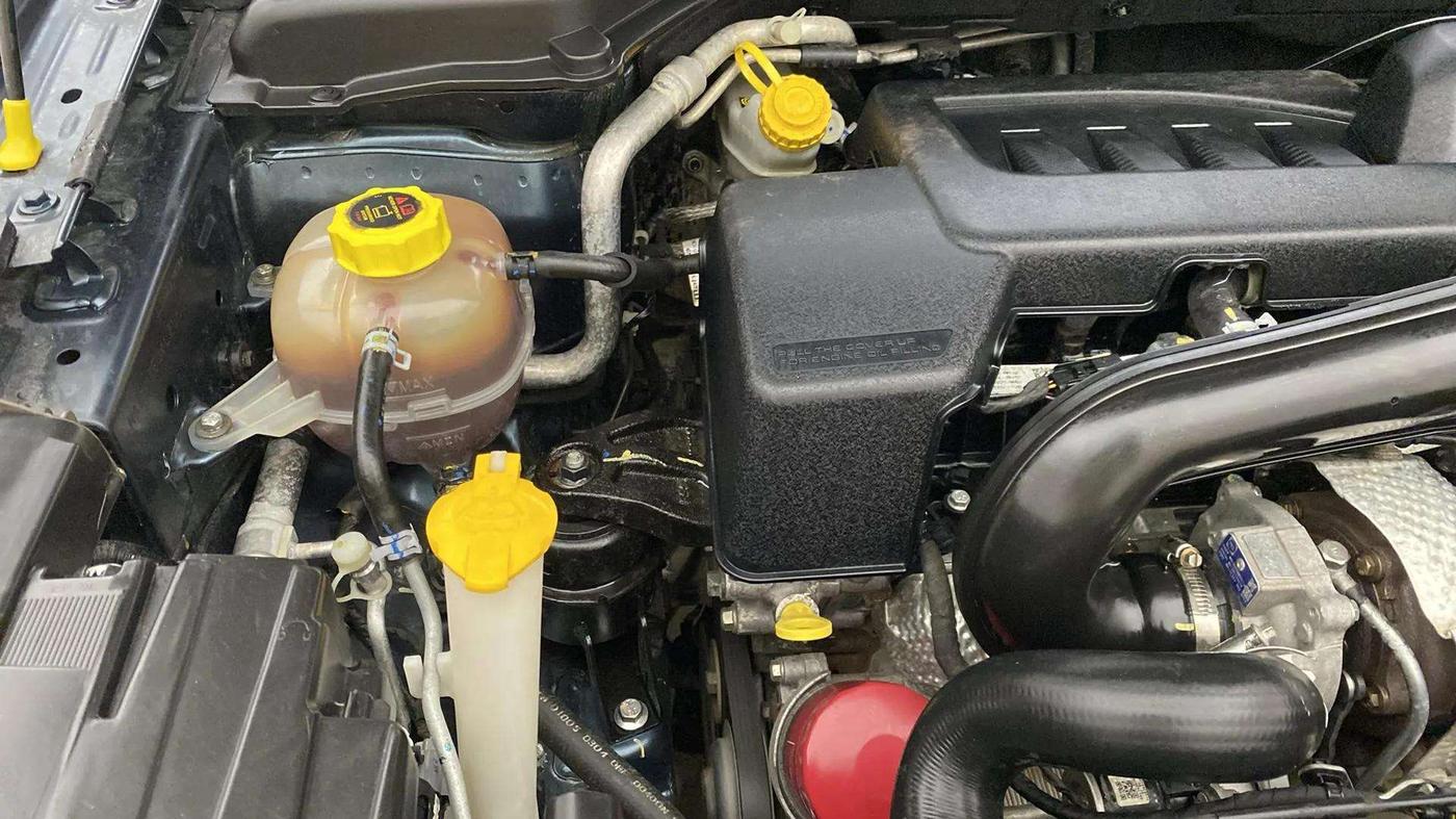 2020 Mahindra XUV300 W8 (O) 1.5 DIESEL AMT, Diesel, Automatic, 37,428 km, Engine View - Right